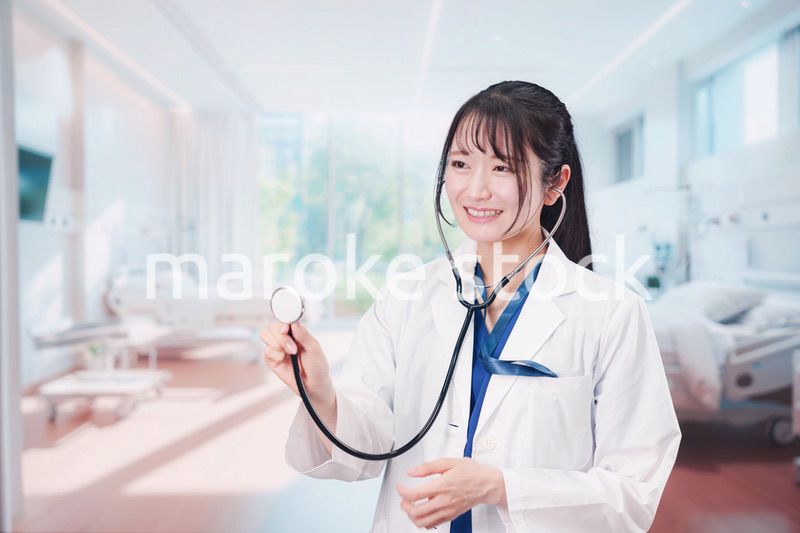 病室を訪問する看護師の女性