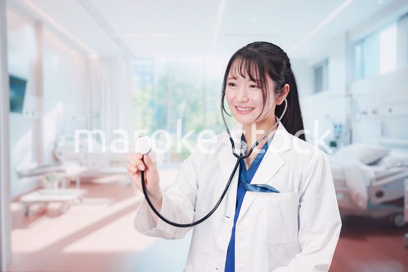 病室を訪問する看護師の女性