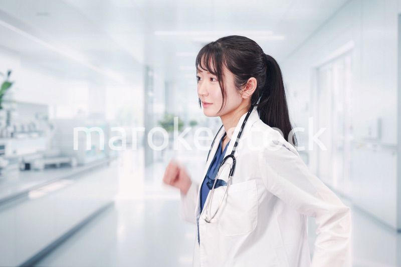 病院で働く若い女性のドクター