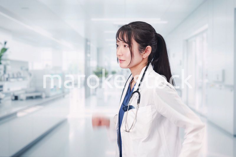 病院で働く若い女性のドクター