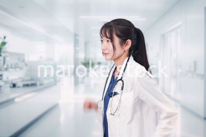 病院で働く若い女性のドクター