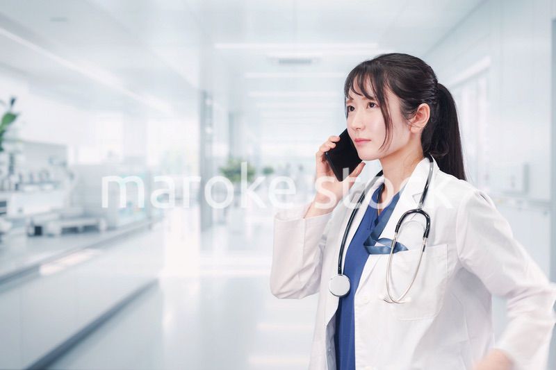 病院で働く若い女性のドクター