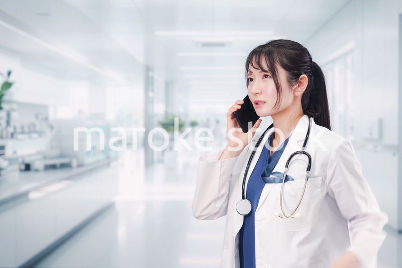 病院で働く若い女性のドクター