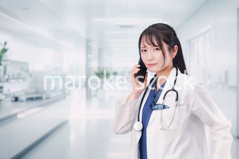 病院で働く若い女性のドクター