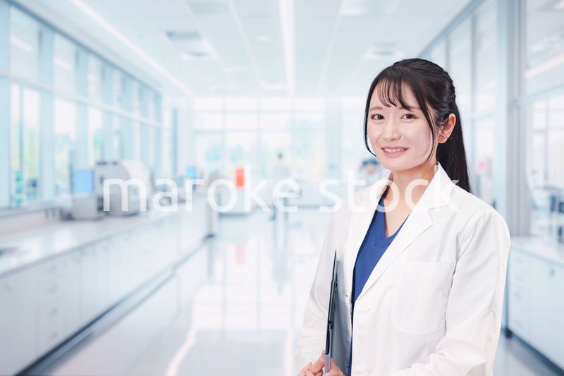 研究室で研究をする若い女性