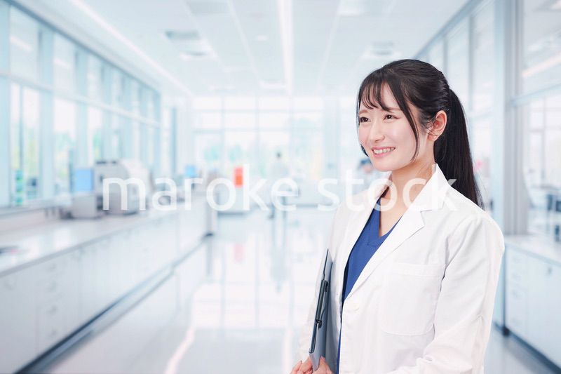 研究室で研究をする若い女性