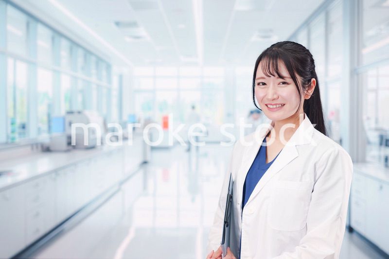 研究室で研究をする若い女性