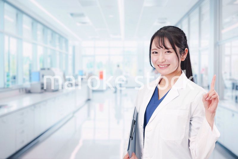 研究室で研究をする若い女性