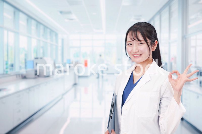 研究室で研究をする若い女性