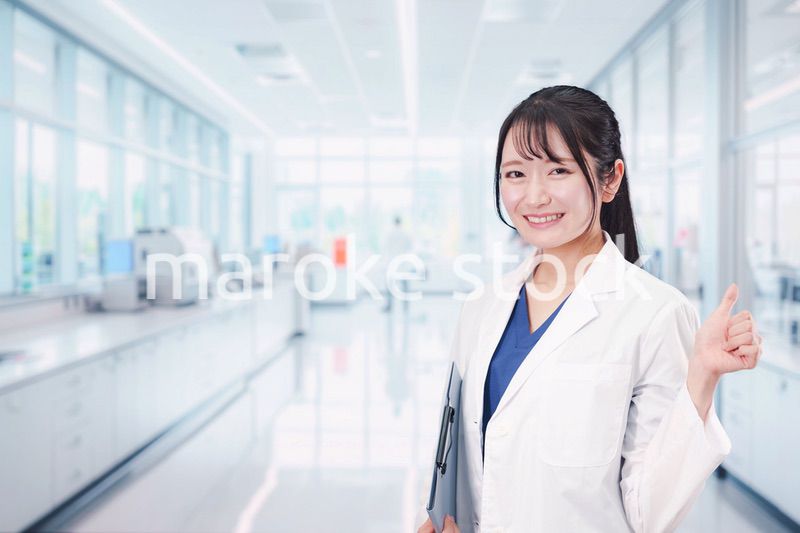 研究室で研究をする若い女性