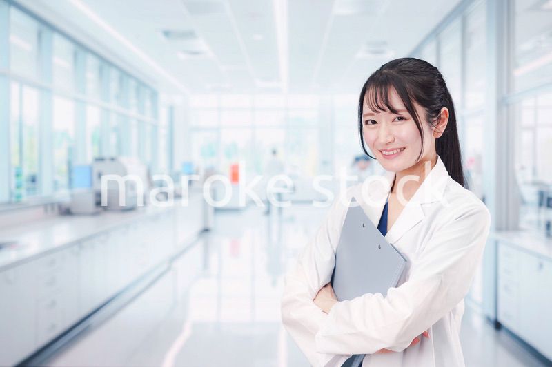 研究室で研究をする若い女性