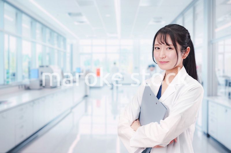 研究室で研究をする若い女性