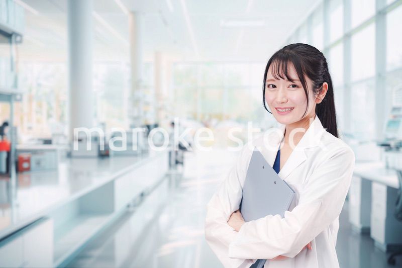 研究室で研究をする若い女性