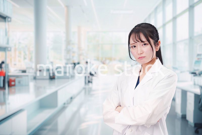 研究室で研究をする若い女性