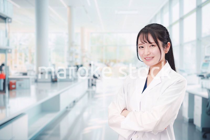 研究室で研究をする若い女性