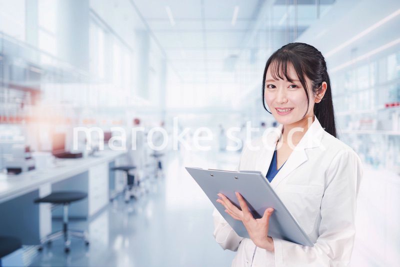 研究室で研究をする若い女性