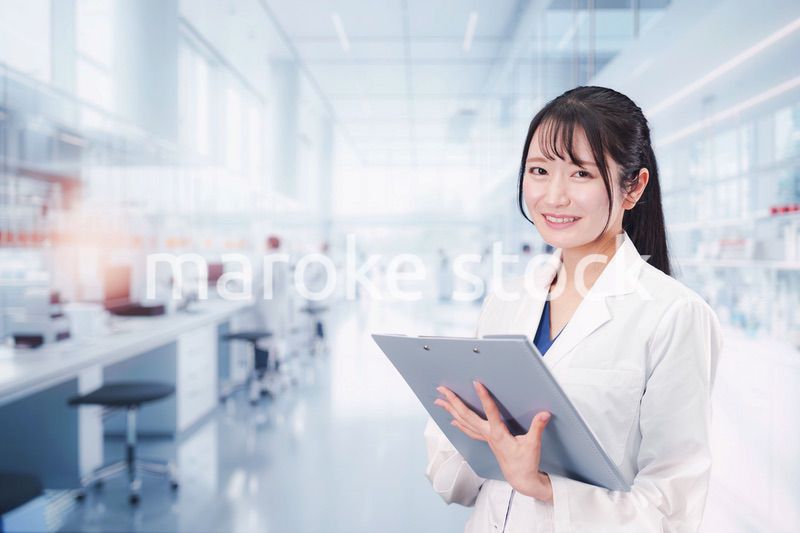 研究室で研究をする若い女性