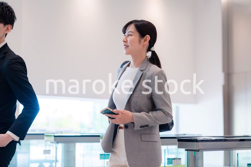 忙しく働くキャリアウーマン