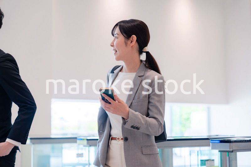 忙しく働くキャリアウーマン