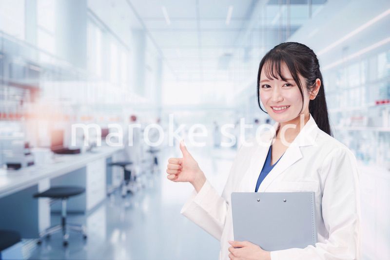 研究室で研究をする若い女性