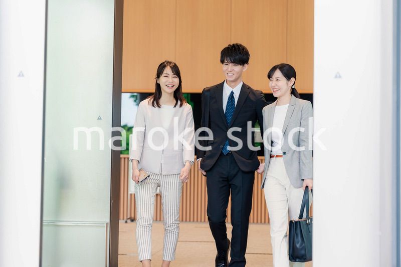 昼休みにランチを食べに行くオフィスワーカー