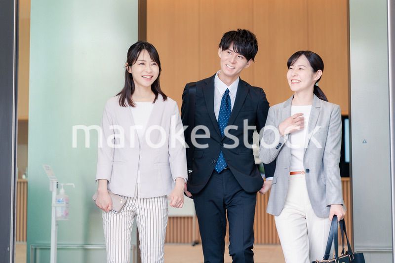 昼休みにランチを食べに行くオフィスワーカー