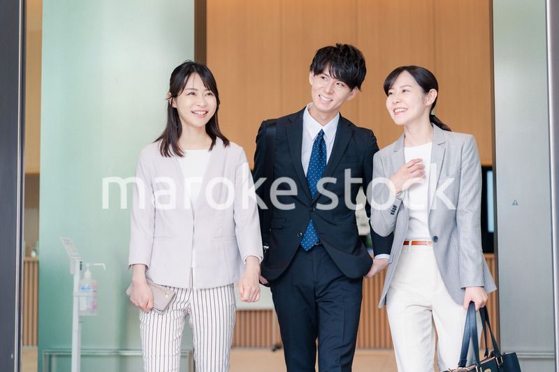 昼休みにランチを食べに行くオフィスワーカー