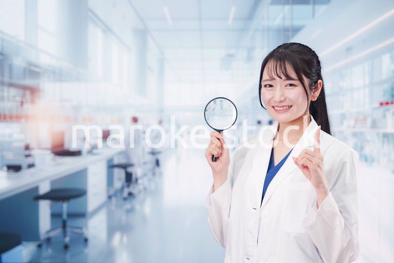 ルーペを持つ若い女性の研究者