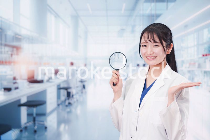 ルーペを持つ若い女性の研究者
