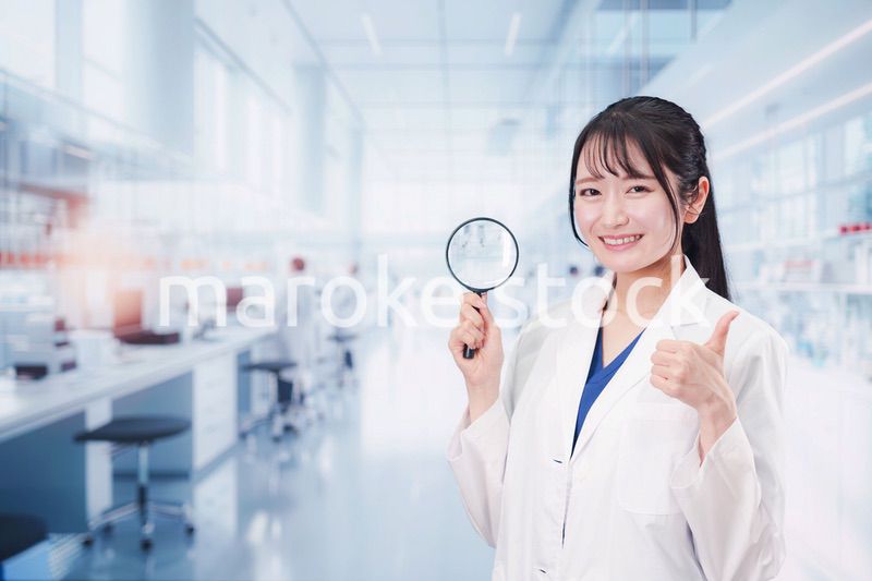 ルーペを持つ若い女性の研究者