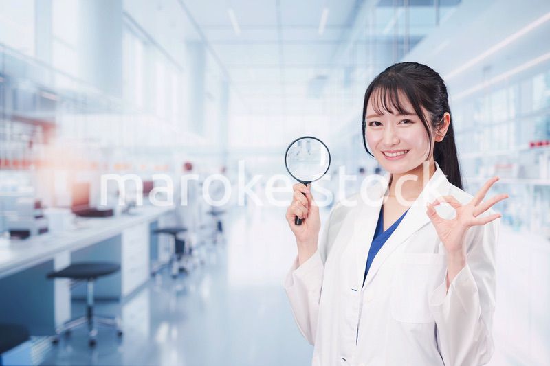 ルーペを持つ若い女性の研究者