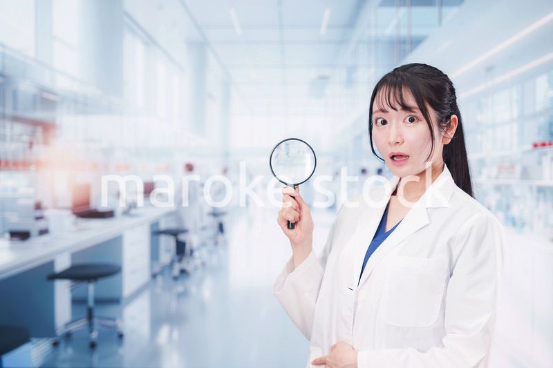 ルーペを持つ若い女性の研究者