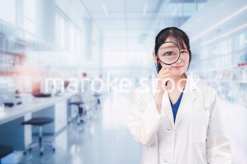 ルーペを持つ若い女性の研究者