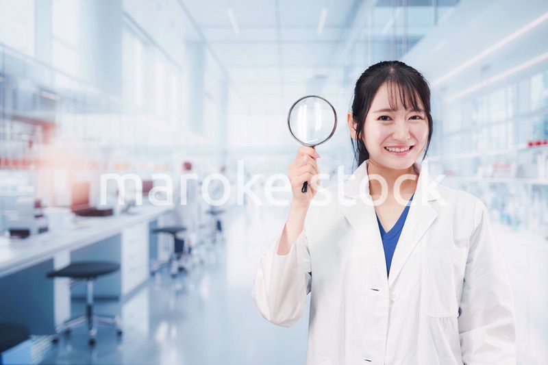ルーペを持つ若い女性の研究者