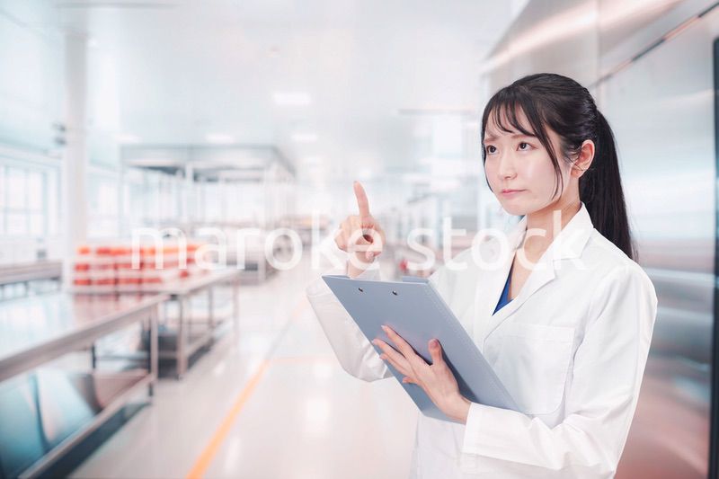 食品メーカーで働く若い女性