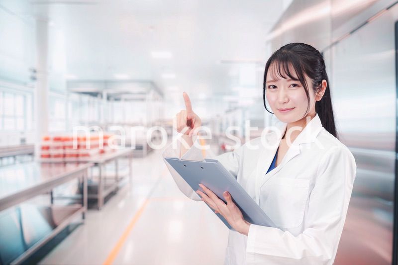 食品メーカーで働く若い女性