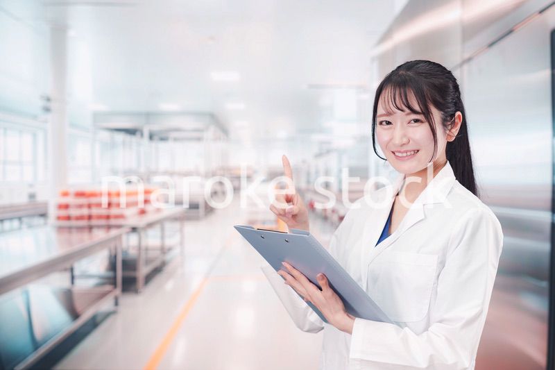 食品メーカーで働く若い女性