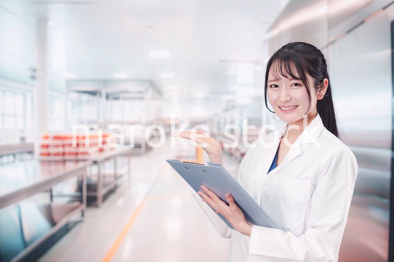 食品メーカーで働く若い女性