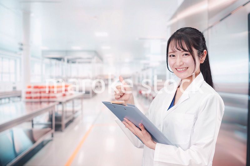 食品メーカーで働く若い女性