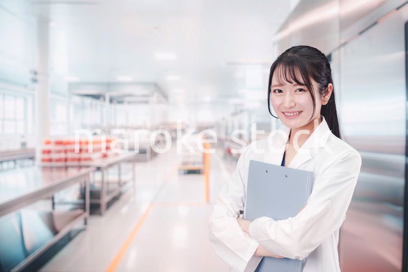 食品メーカーで働く若い女性