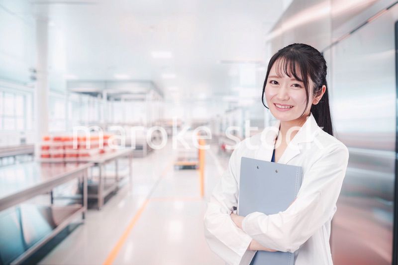 食品メーカーで働く若い女性