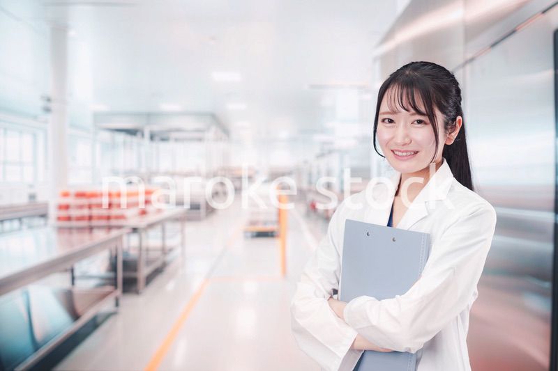 食品メーカーで働く若い女性