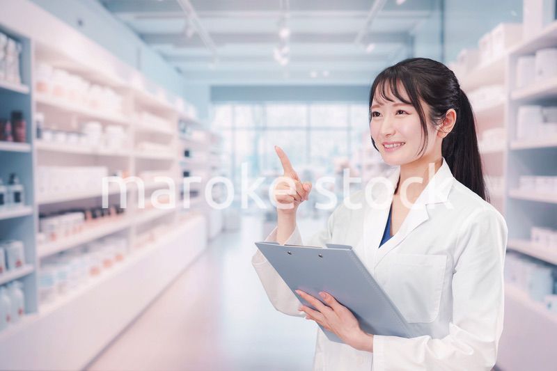 薬局で働く薬剤師の女性