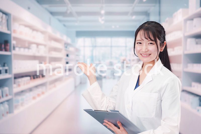 薬局で働く薬剤師の女性