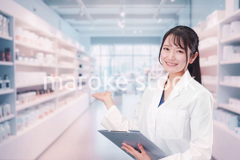 薬局で働く薬剤師の女性