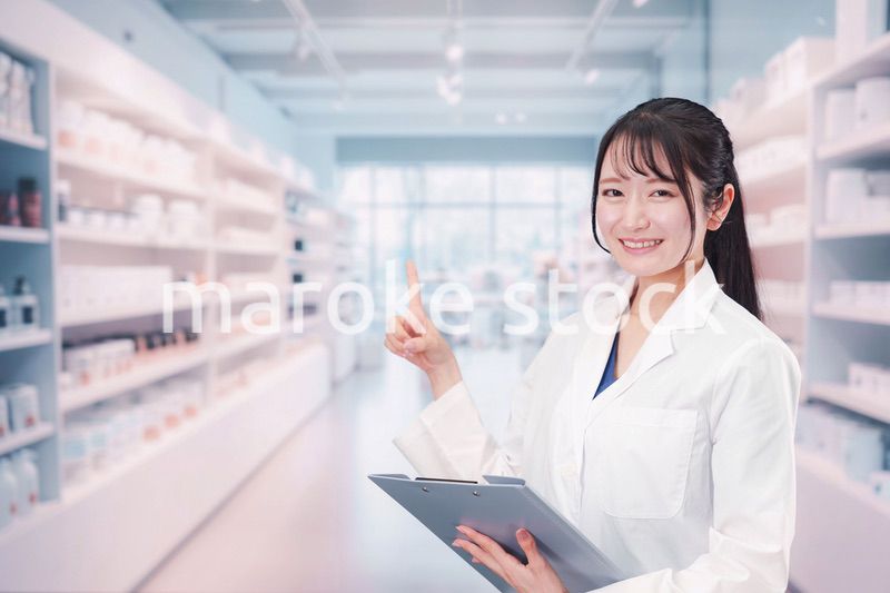 薬局で働く薬剤師の女性