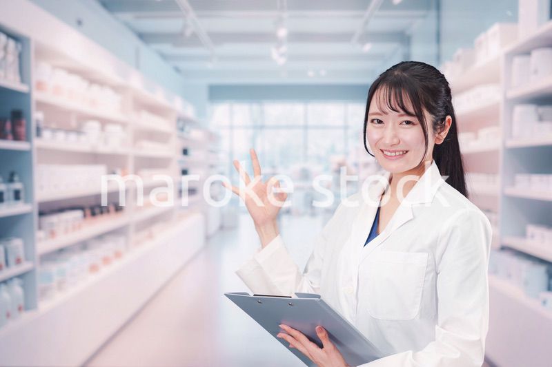 薬局で働く薬剤師の女性