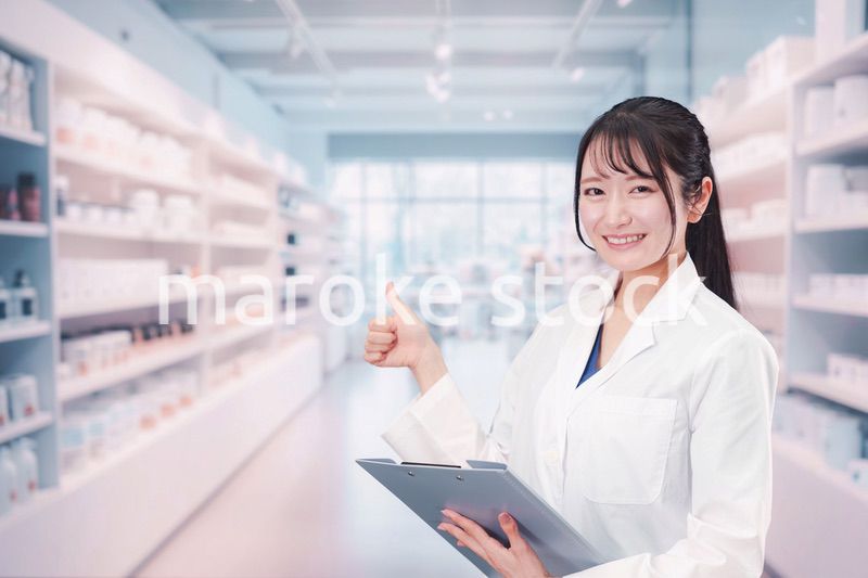 薬局で働く薬剤師の女性