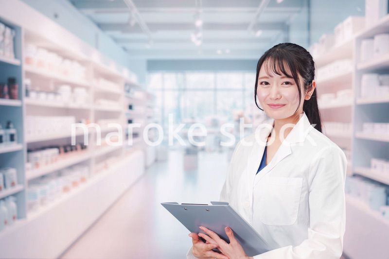 薬局で働く薬剤師の女性