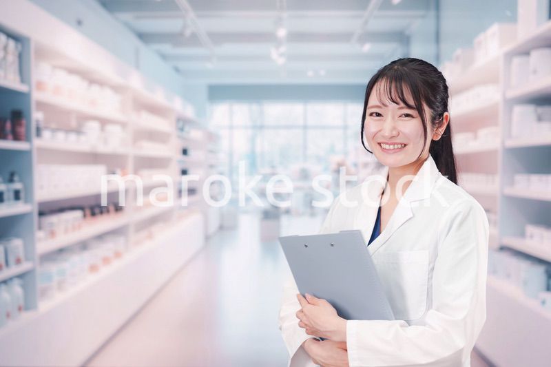 薬局で働く薬剤師の女性